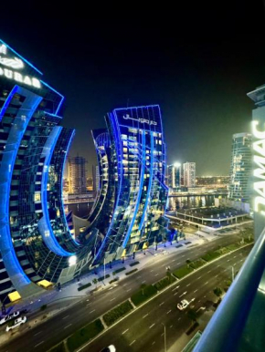 Chic 1-Bedroom Retreat with Stunning Canal View near Burj Khalifa & Business Bay